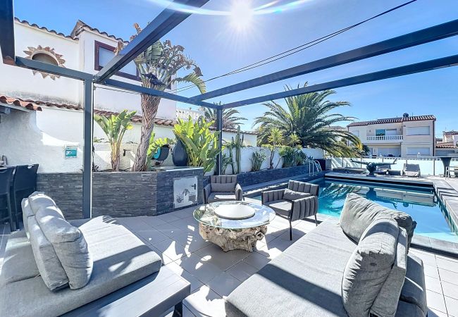 Casa en Empuriabrava - Canal  - Magnifica Villa con piscina privada y a