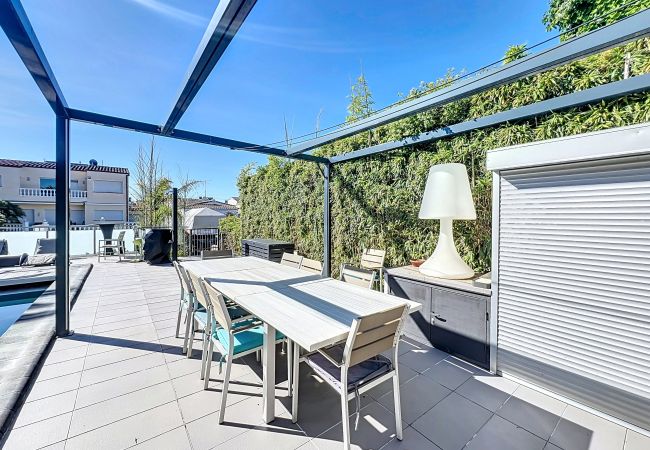 Casa en Empuriabrava - Canal  - Magnifica Villa con piscina privada y a