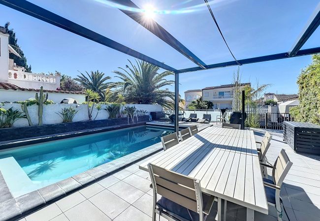 Casa en Empuriabrava - Canal  - Magnifica Villa con piscina privada y a