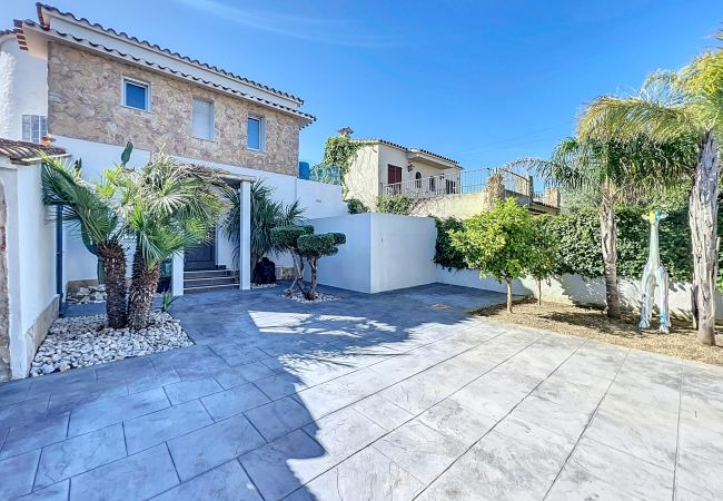 Casa en Empuriabrava - Canal  - Magnifica Villa con piscina privada y a