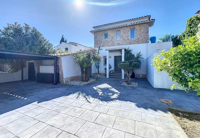 Casa en Empuriabrava - Canal  - Magnifica Villa con piscina privada y a