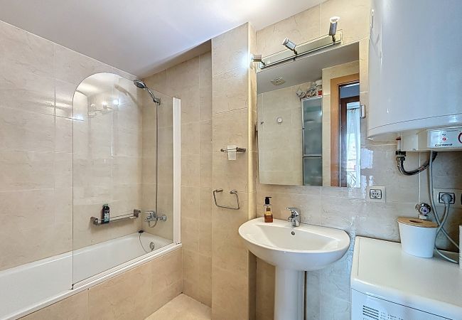 Apartamento en Rosas / Roses - B.Marina 410 - Atico un dormitorio vista canal
