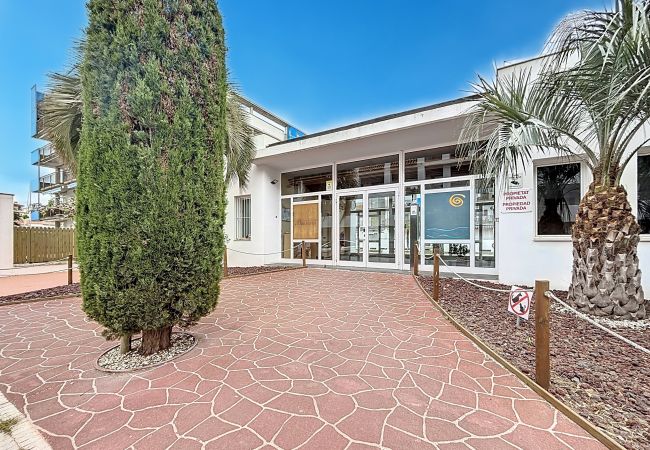 Apartamento en Rosas / Roses - B.Marina 410 - Atico un dormitorio vista canal