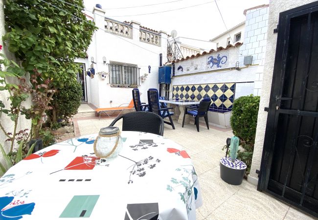 Casa adossada en Empuriabrava - Plaça EIVISSA,3 - Casa adosada muy cerca del puert