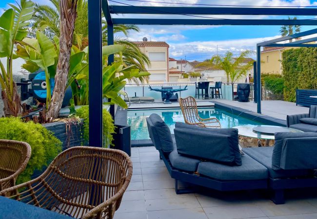 Casa en Empuriabrava - Canal  - Magnifica Villa con piscina privada y a