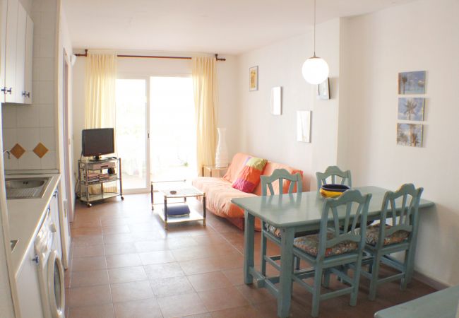 Apartment in Rosas / Roses - R. Marine I  Garbi  2-2 / Piso con piscina