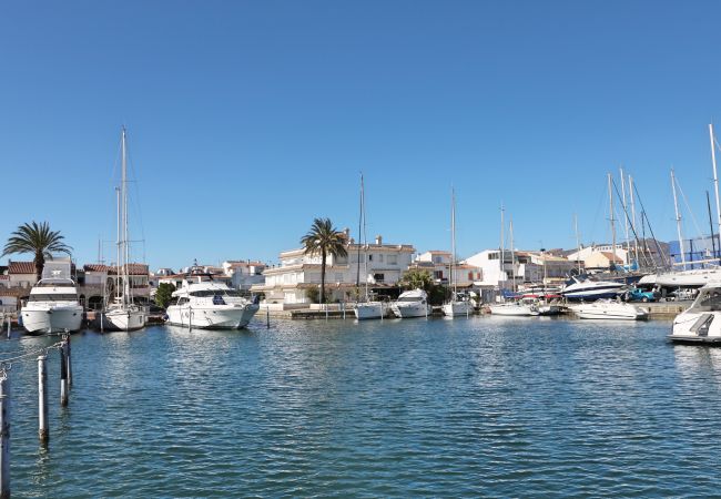 Apartment in Empuriabrava - Port Alegre 23 - Piso con un balcon grande y vista