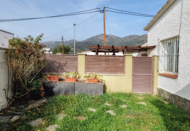 Villa in Rosas / Roses - Urgell  - Casa con jardín y dos habitaciones