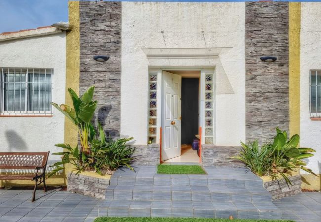 Villa in Rosas / Roses - Urgell  - Casa con jardín y dos habitaciones