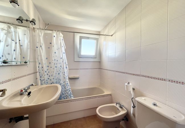 Ferienwohnung in Rosas / Roses - Marenostrum, Piso vista al mar y piscina comunitar