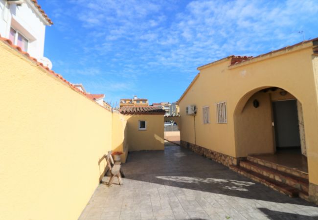 Ferienhaus in Empuriabrava - MONTSENY 3 - Casa con piscina privada