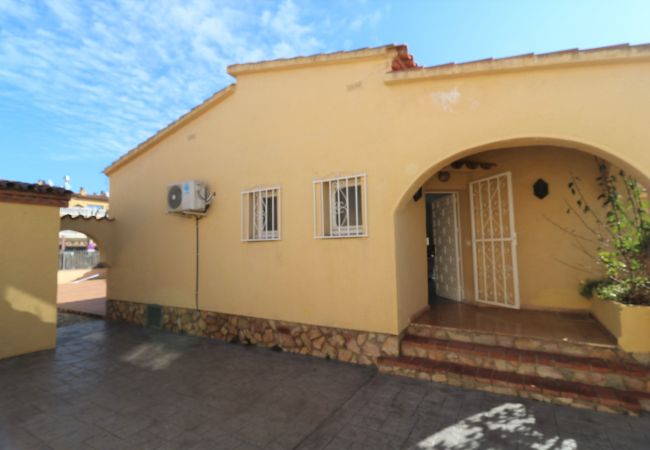 Ferienhaus in Empuriabrava - MONTSENY 3 - Casa con piscina privada