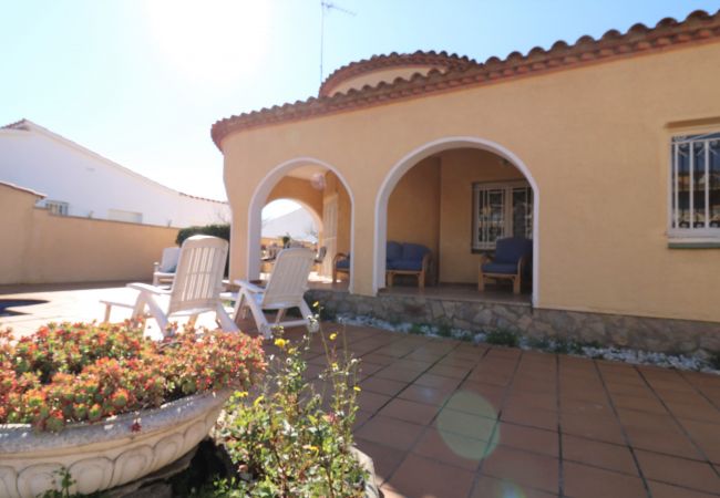 Ferienhaus in Empuriabrava - MONTSENY 3 - Casa con piscina privada