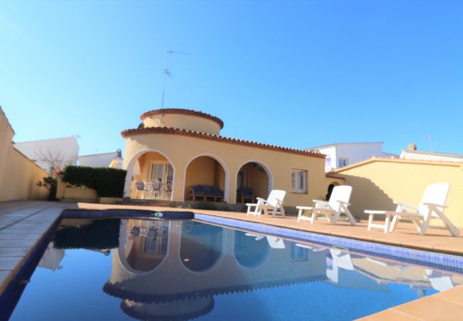 Ferienhaus in Empuriabrava - MONTSENY 3 - Casa con piscina privada