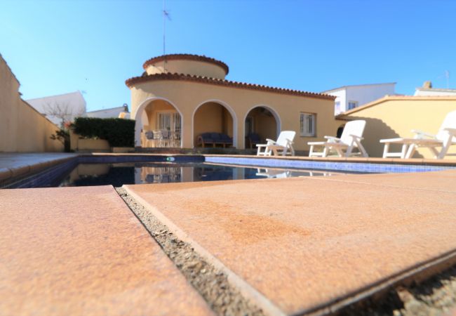 Ferienhaus in Empuriabrava - MONTSENY 3 - Casa con piscina privada