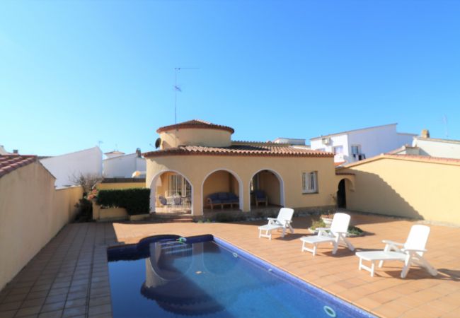 Ferienhaus in Empuriabrava - MONTSENY 3 - Casa con piscina privada