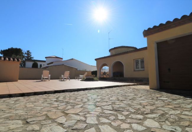 Ferienhaus in Empuriabrava - MONTSENY 3 - Casa con piscina privada