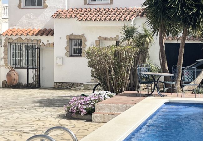 Ferienhaus in Empuriabrava - VALIRA 20D - Belle villa avec piscine sur canal