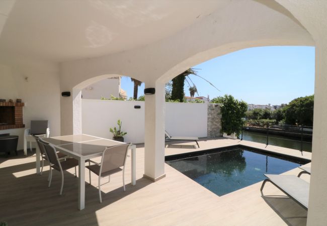 Ferienhaus in Empuriabrava - VALIRA 20D - Belle villa avec piscine et amarre