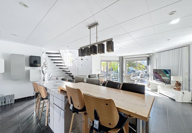 Ferienhaus in Empuriabrava - Canal  - Magnifica Villa con piscina privada y a